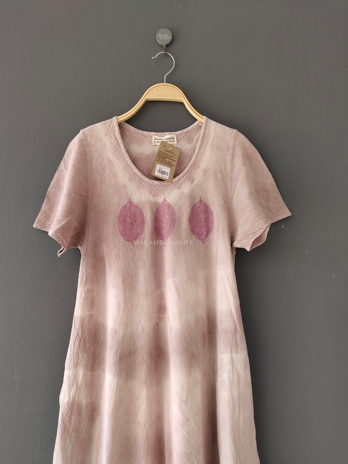 เดรสผู้หญิงระบายชาย มัดย้อมสีม่วงธรรมชาติจากเปลือกไม้ใบไม้พิมพ์ลายด้วยใบไม้จากสีปลอดสารพิษ Size: F