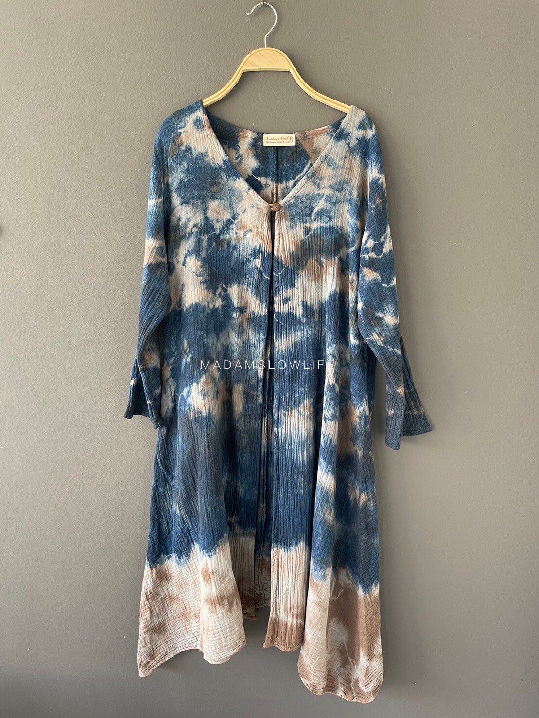 เสื้อคลุม Size F เนื้อผ้าคอตตอนมีเทกเจอร์ สีน้ำตาลครามโดยใช้สีปลอดสารพิษ