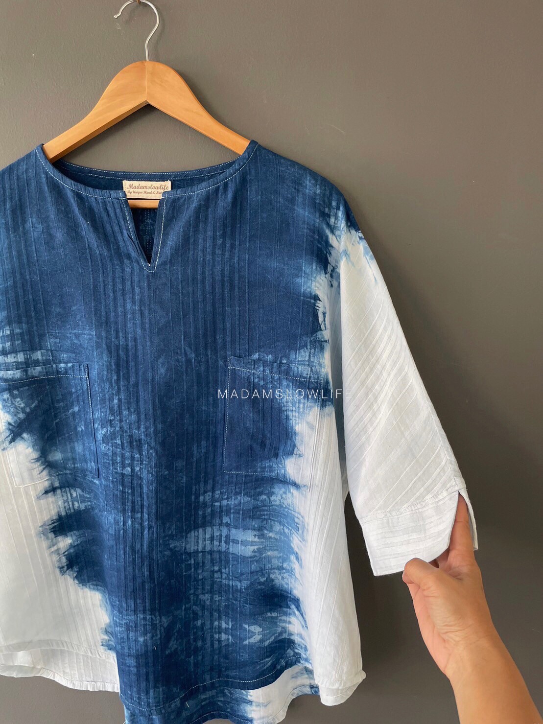 เสื้อคอวี Size F มีกระเป่าหน้าสองข้าง ย้อมสีครามธรรมชาติ