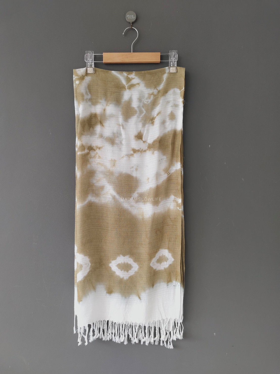 ผ้าพันคอ cotton มัดย้อมสีเขียวขี้ม้า มี 2 ลาย ให้เลือก Size : กว้าง 70 cm × ความยาว 170 cm