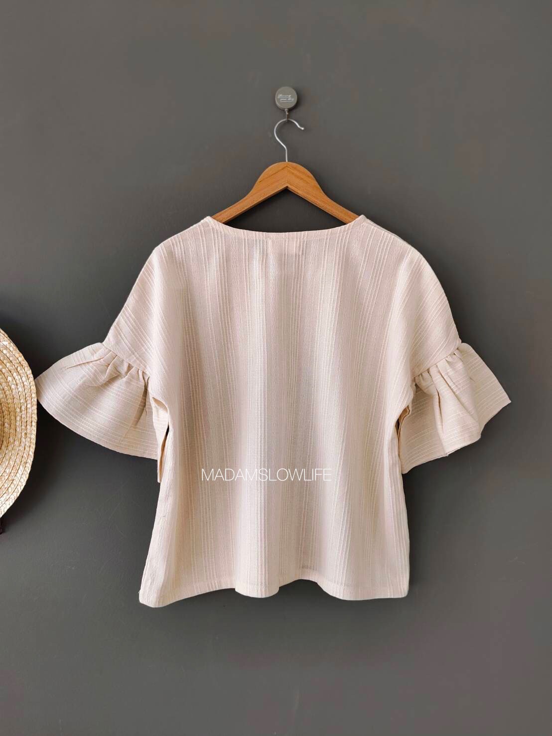 เสื้อ Size F อก 38-42 นิ้ว ยาว 22 นิ้ว เนื้อผ้าคอตตอนมีเทกเจอร์ ลวดลายใบไม้พิมพ์ด้วยมือ