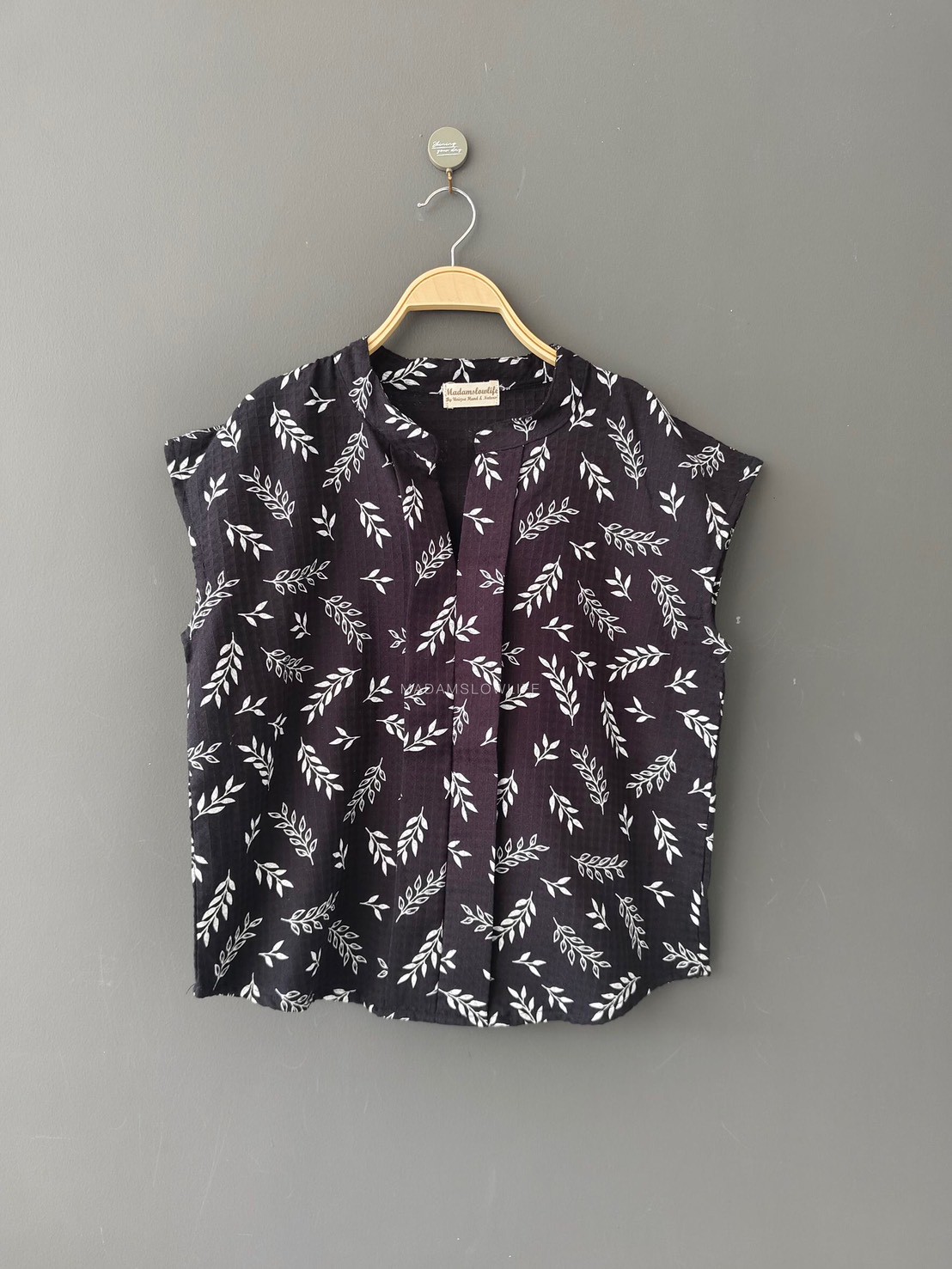 เสื้อผู้หญิงคอจีนตีเกร็ดหน้า สีดำพิมพ์ลาย Size:F