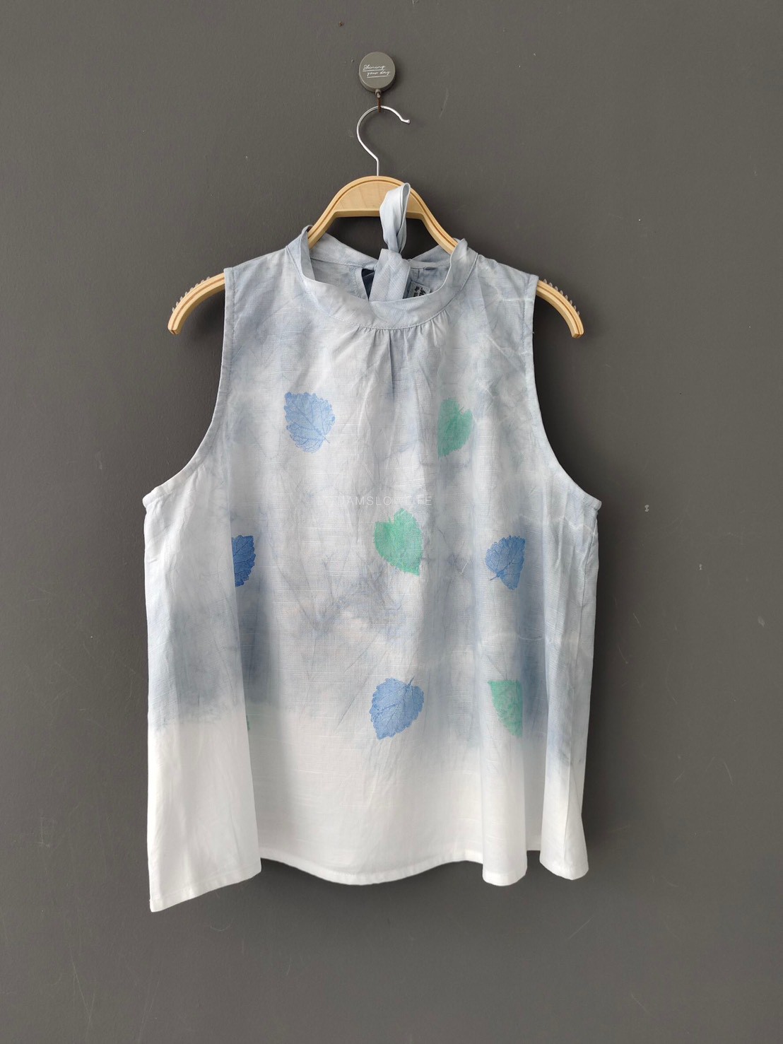 เสื้อผู้หญิงคอเต่าผูกโบว์หลัง มัดย้อมเทาพิมพ์ลายใบไม้ Size: S M L XL