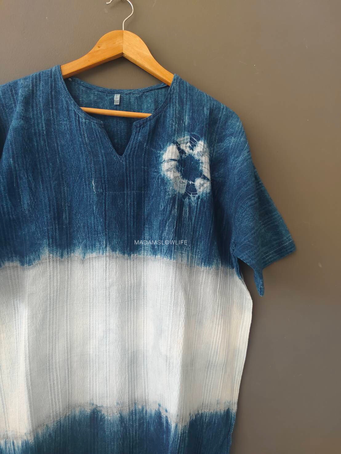 เสื้อคอวีผู้ชายมัดย้อมครามธรรมชาติ Size:42" 44" 46" 48" 50"