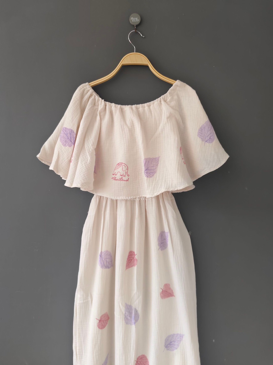 ชุดเดรสทรงคุณหนูให้ลุคน่ารัก พิมพ์ลายใบไม้ผสานงานเพ้นต์ช้างไทย Size: F