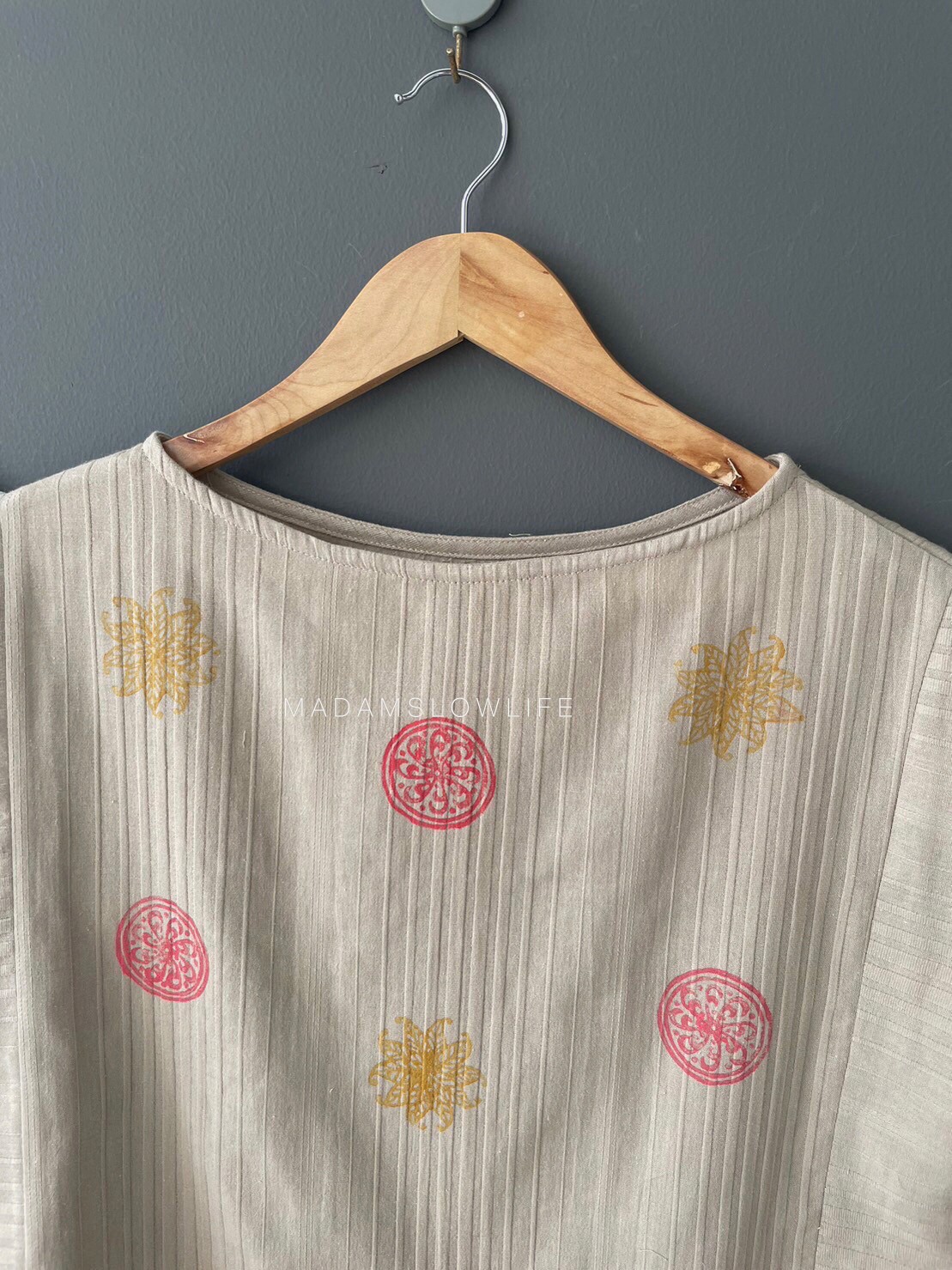 เสื้อผู้หญิง Size :S Size :L งานพิมพ์มือจากบล็อคไม้โดยใช้สีปลอดสารพิษ