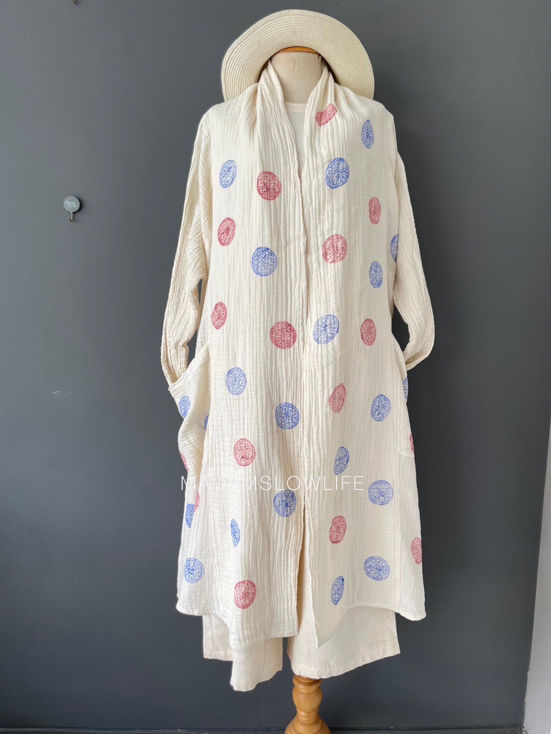 เสื้อคลุม ตัวยาว Over Coat Long เนื้อผ้าคอตตอนพรีเมียม พิมพ์ลายด้วยมือโดยใช้บล็อคไม้จับคู่สีสวย สีฟ้าและสีชมพู