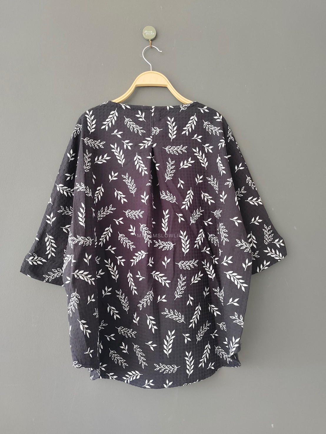 เสื้อผู้หญิงทรงคอวีโอเวอร์ไซต์ สีดำพิมพ์ลาย Size: F