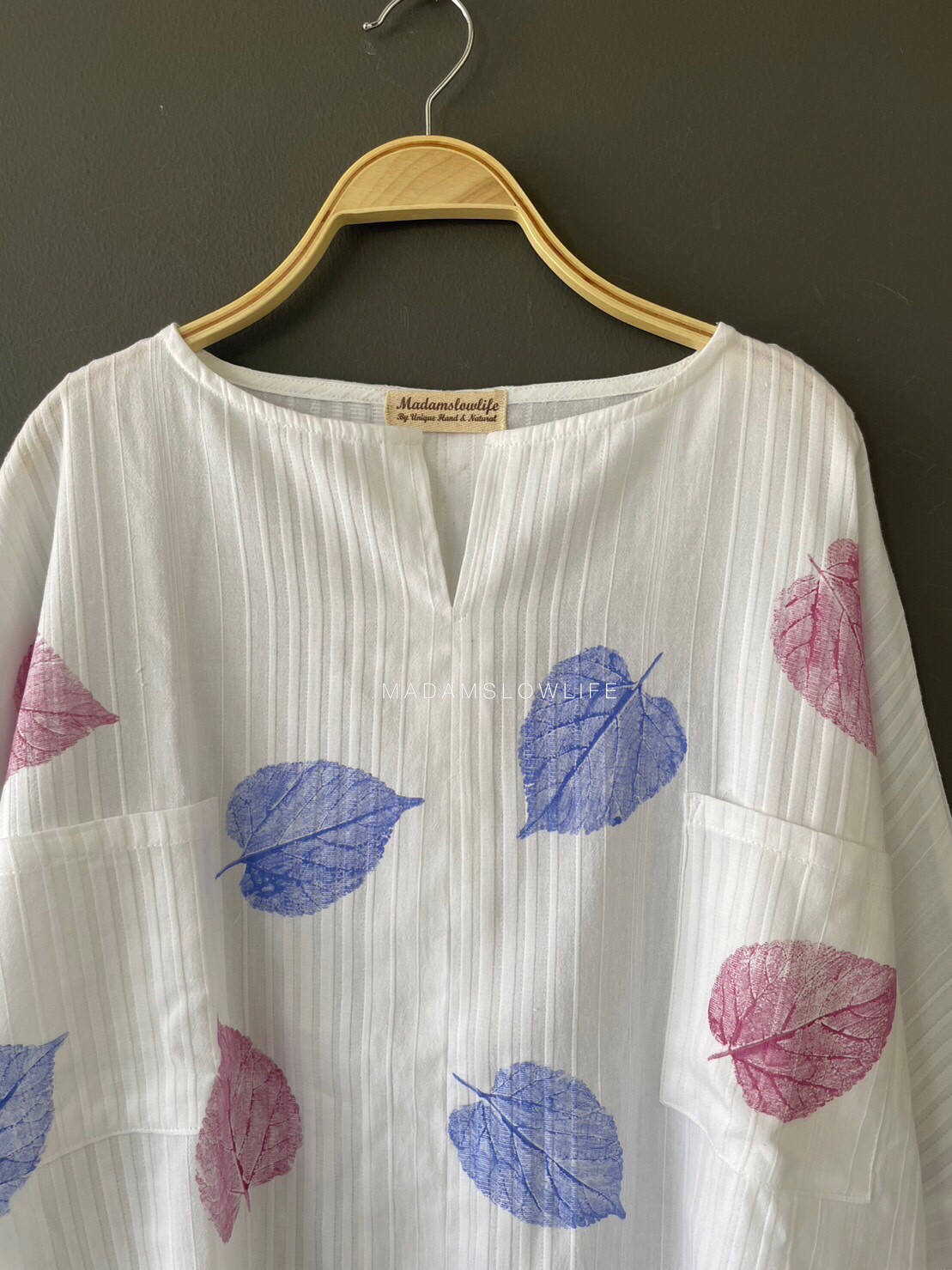 เสื้อคอวี Size F มีกระเป่าหน้าสองข้าง งานพิมพ์ลายจากใบไม้โดยใช้สีปลอดสารพิษ