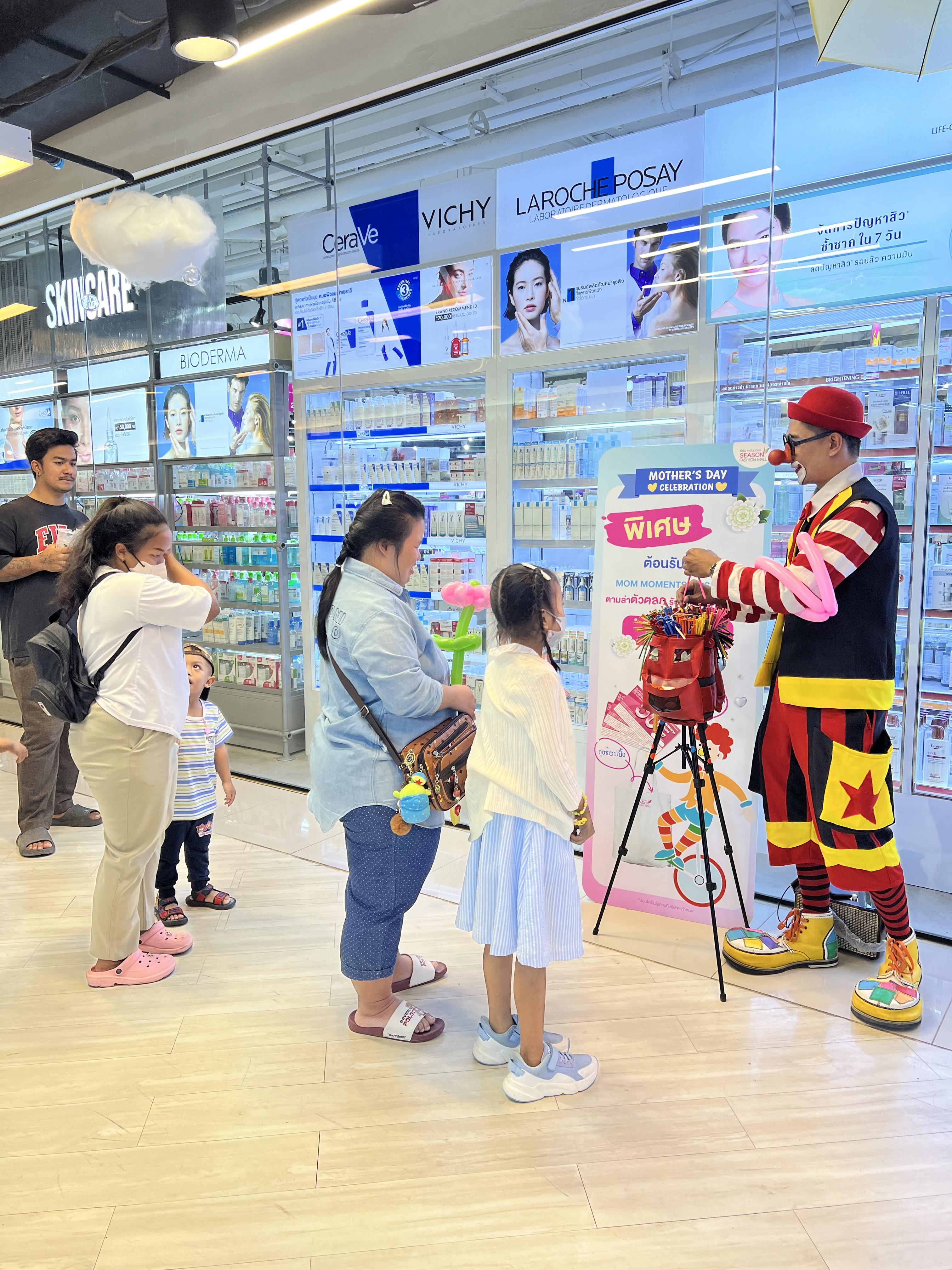 ตัวตลกโบโซ่บิดลูกโป่งแฟนซี แสตนบายเป็นวัน แสดงเป็นรอบ