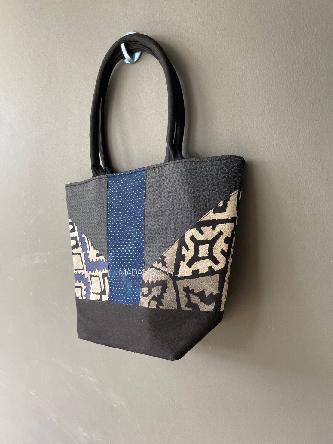 กระเป๋าผ้า กว้าง 15 นิ้ว สูง 12 นิ้ว ก้นขยาย 4.5 นิ้ว