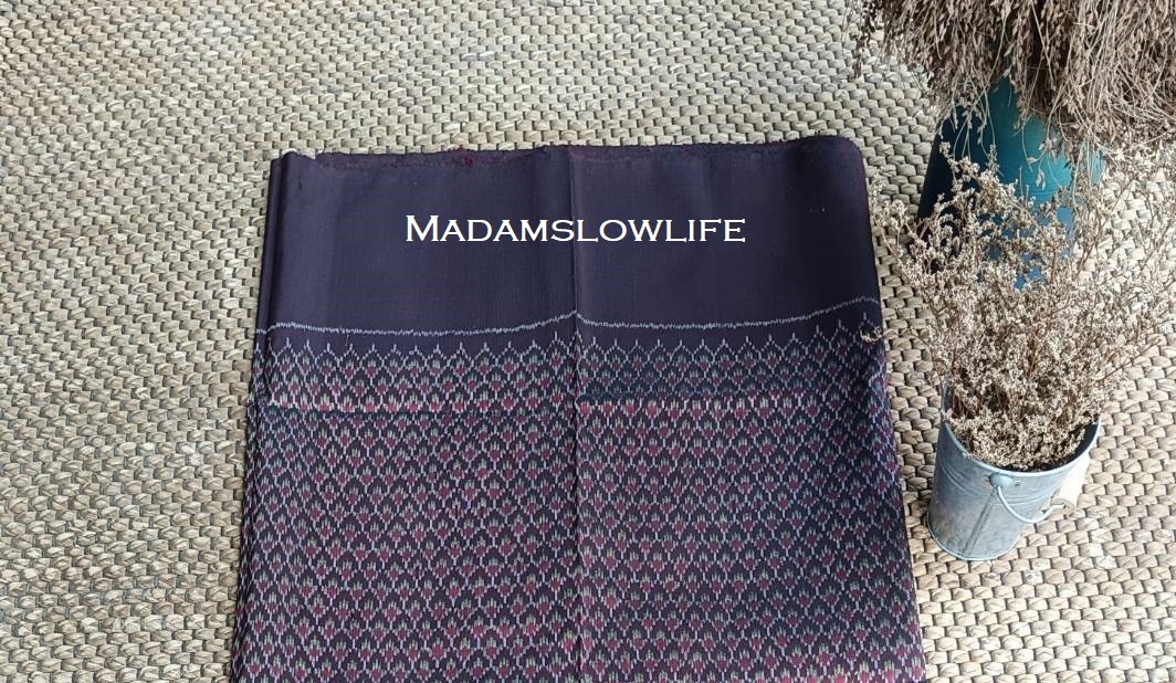 ผ้าไหมมัดหมี่ สีเม็ดมะขาม ขนาด กว้าง 101 cm * ยาว 198 cm Hand made