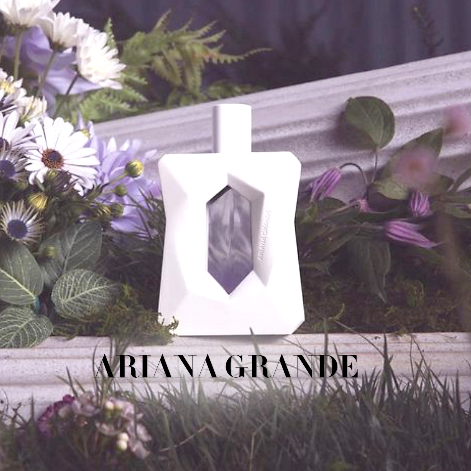 Ariana Grande GOD IS A WOMAN Eau De Parfum Spray 100ml. น้ำหอมลิขสิทธิ์แท้กลิ่นใหม่ล่าสุดจากนักร้องสาวอาเรียน่า แกรนเดกลิ่นหอมหวานผสานความเซ็กซี่