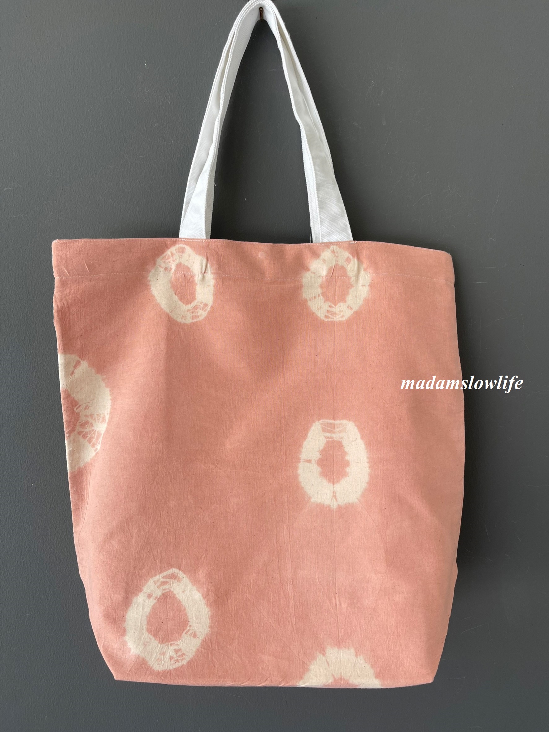 กระเป๋าผ้าแคนวาส มัดย้อม ขนาดกว้าง18 นิ้ว * สูง17.5 นิ้ว ลึก 6.5 นิ้ว