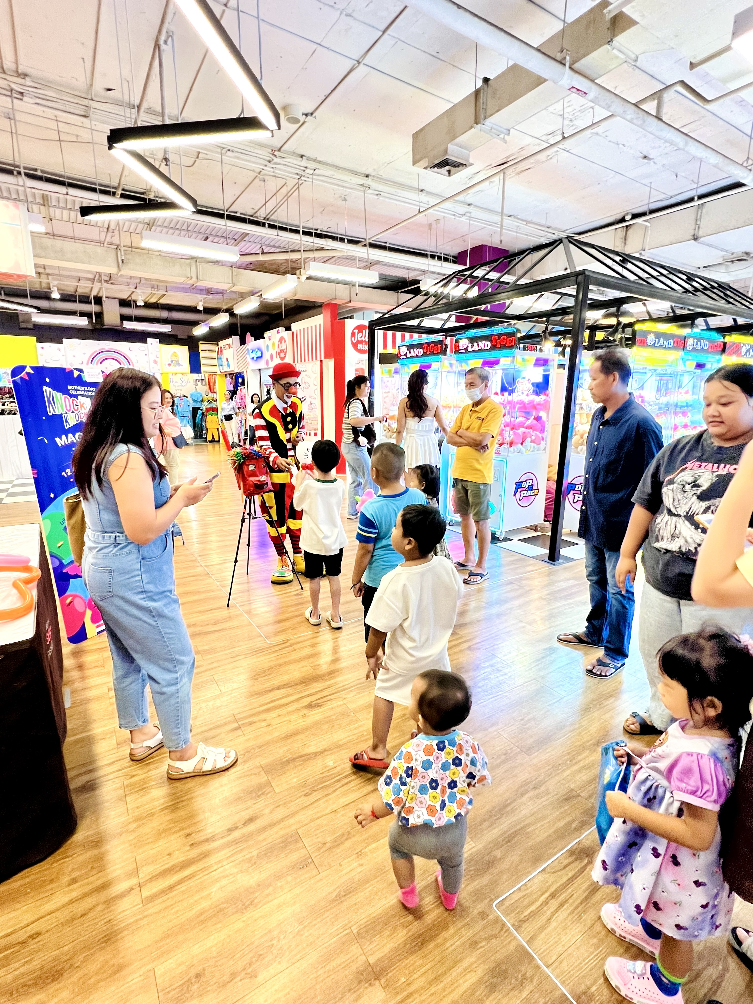 ตัวตลกโบโซ่บิดลูกโป่งแฟนซี แสตนบายเป็นวัน แสดงเป็นรอบ