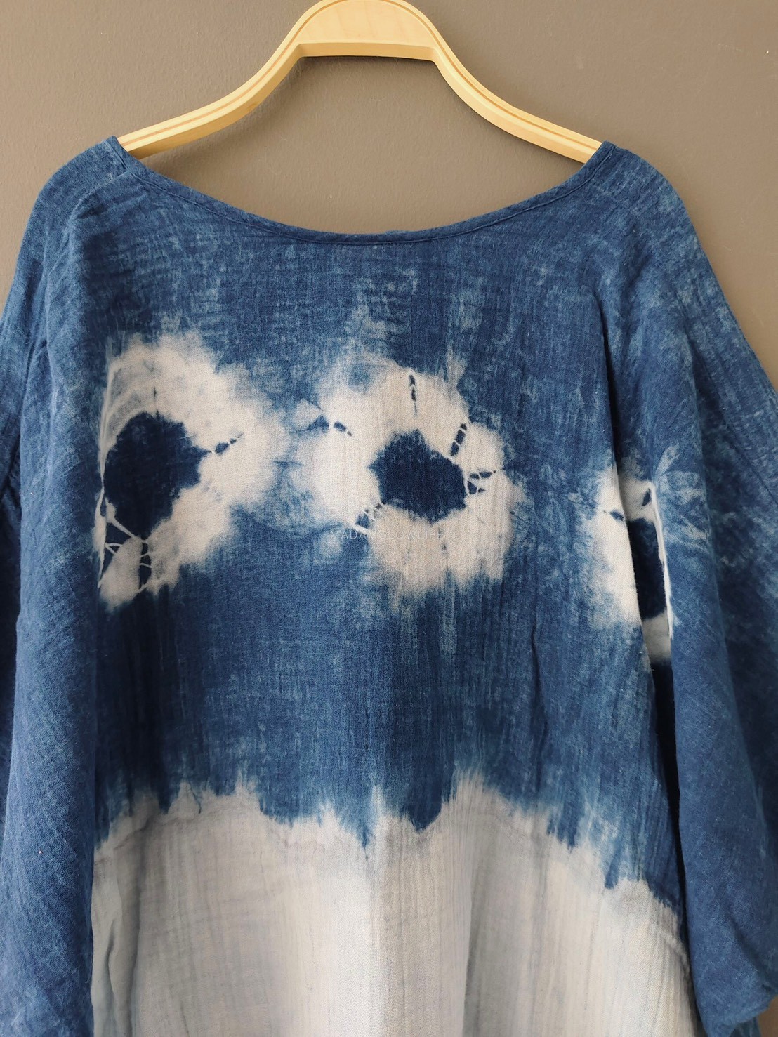 เสื้อคอปาดแขน5ส่วน ตกแต่งกระดุมไม้ตรงปลายแขนเสื้อ Size:F