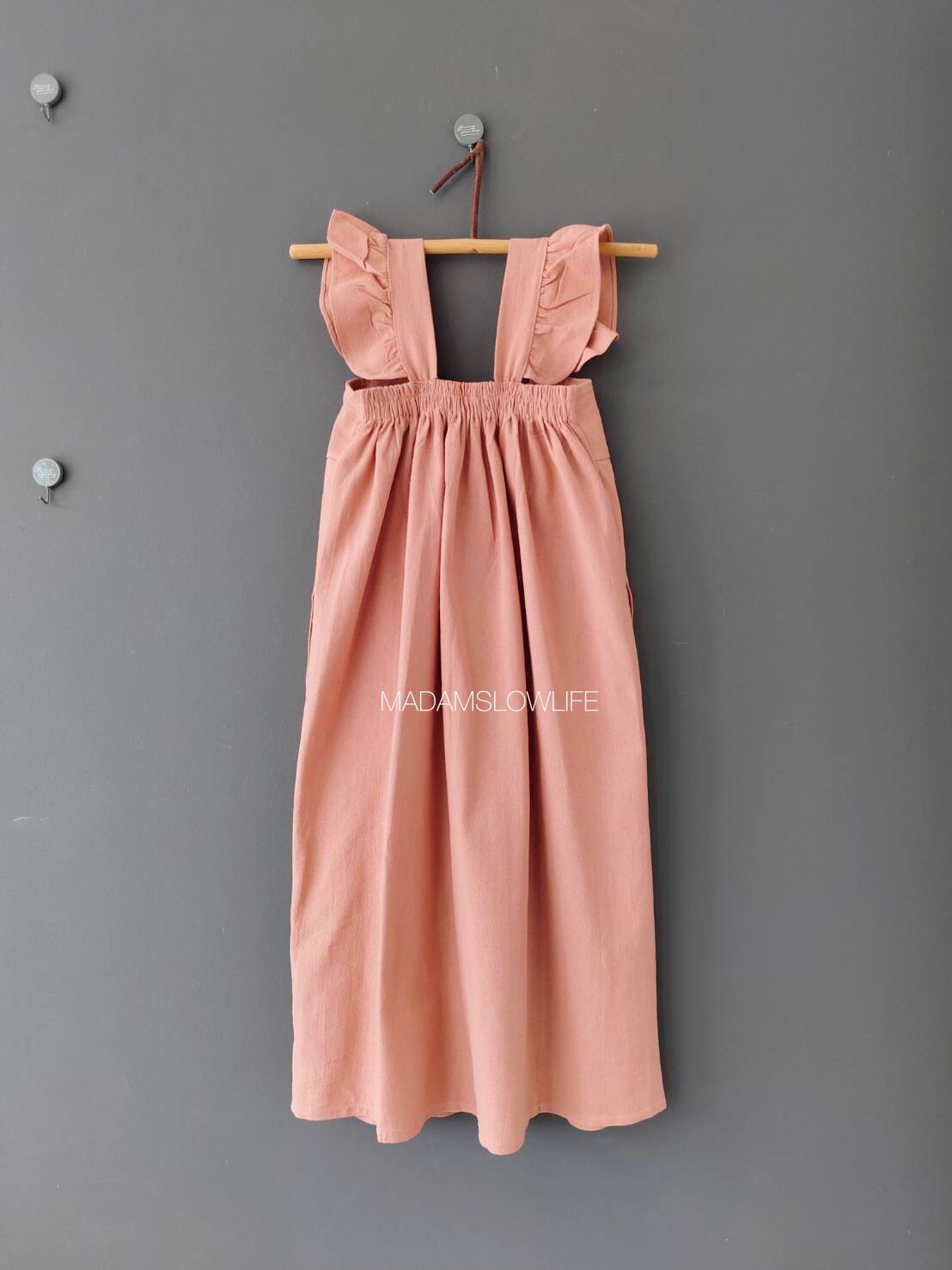 ชุดเดรสสายเดี่ยว Size M เนื้อผ้าคอตตอนแบบมีเทกเจอร์ ใช้ใบไม้ในการพิมพ์โดยใช้สีปลอดสารพิษ