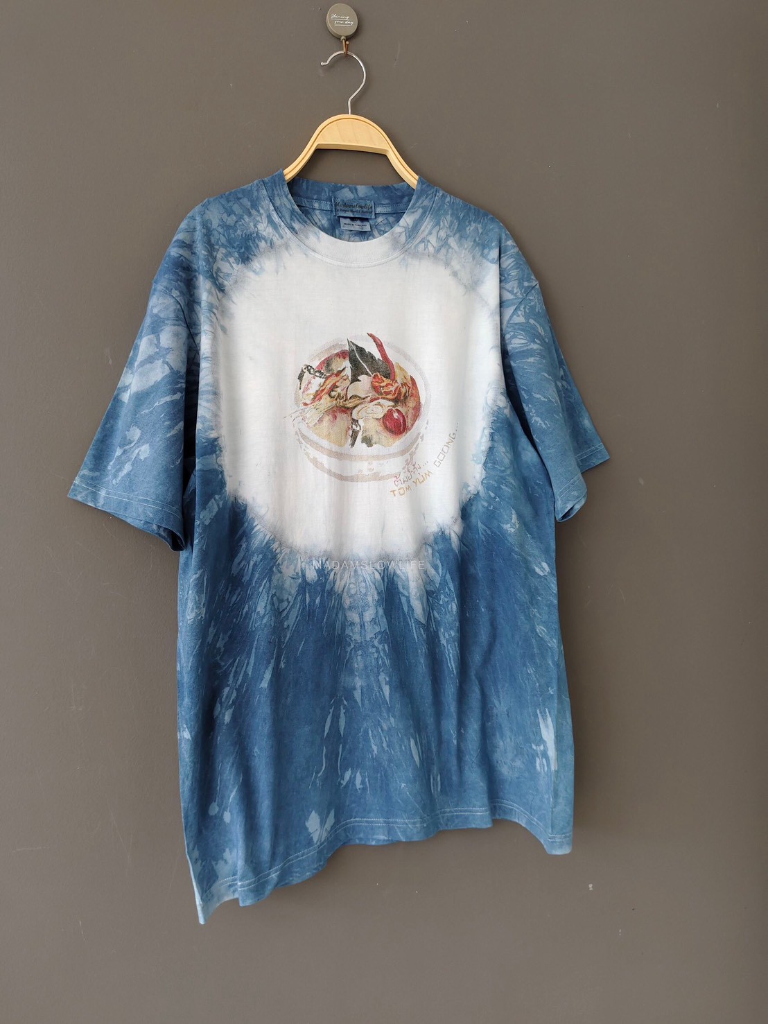 เสื้อยืดผู้ใหญ่ มัดย้อมสีครามธรรมชาติ พิมพ์ลายต้มยำกุ้งเอกลักษณ์อาหารไทย Size : XS S M L XL 2XL 3XL