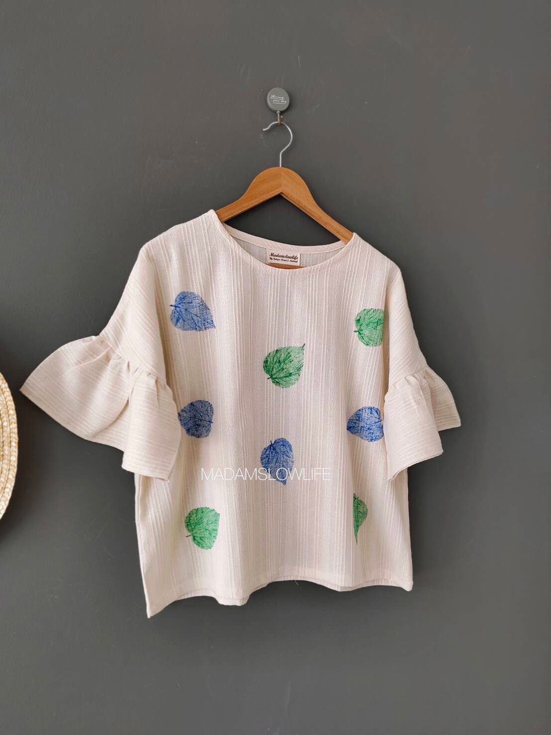 เสื้อ Size F อก 38-42 นิ้ว ยาว 22 นิ้ว เนื้อผ้าคอตตอนมีเทกเจอร์ ลวดลายใบไม้พิมพ์ด้วยมือ