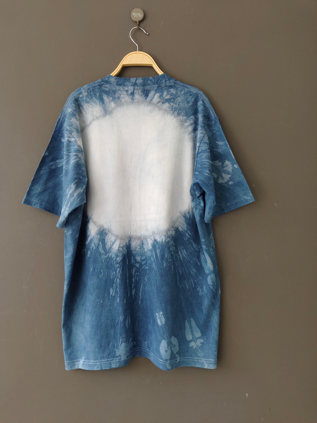 เสื้อยืดผู้ใหญ่ มัดย้อมสีครามธรรมชาติ พิมพ์ลายต้มยำกุ้งเอกลักษณ์อาหารไทย Size : XS S M L XL 2XL 3XL