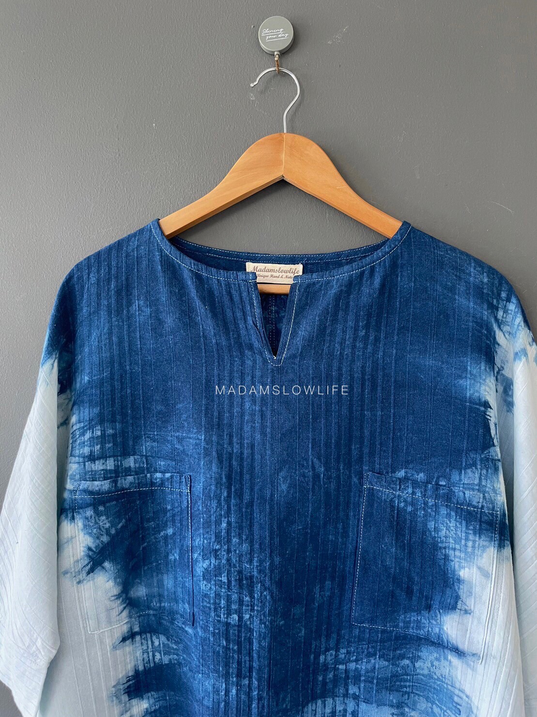 เสื้อคอวี Size F มีกระเป่าหน้าสองข้าง ย้อมสีครามธรรมชาติ