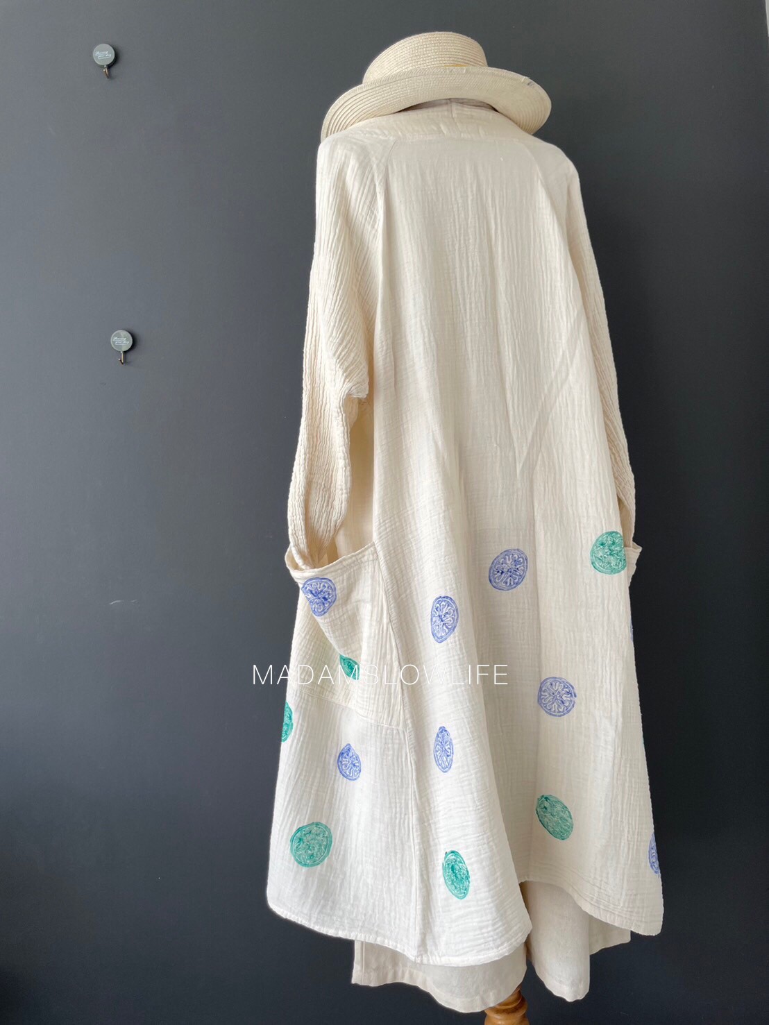 เสื้อคลุม ตัวยาว Over Coat Long เนื้อผ้าคอตตอนพรีเมียม พิมพ์ลายด้วยมือโดยใช้บล็อคไม้จับคู่สีสวย สีฟ้า และสีเขียวมิ้นท์