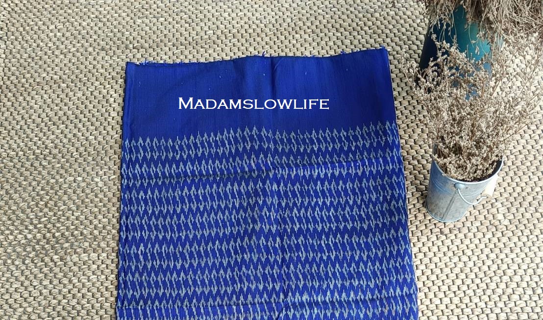 ผ้าไหมมัดหมี่ สีน้ำเงินลายขอ ขนาด กว้าง 101 cm * ยาว 188 cm Hand made