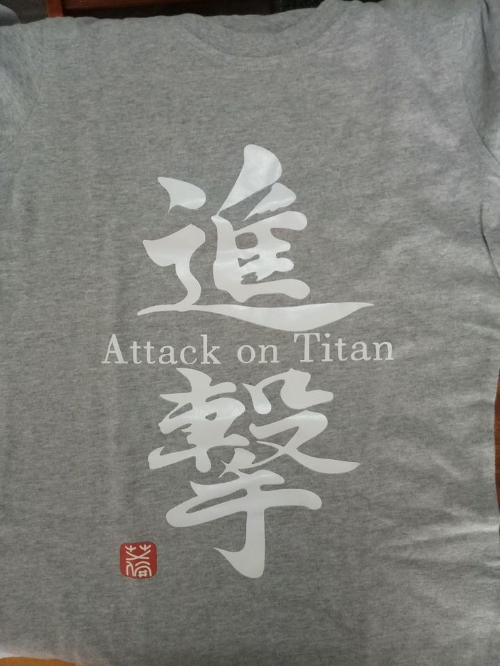 เสื้อยืด ลาย ผ่าพิภพไททัน