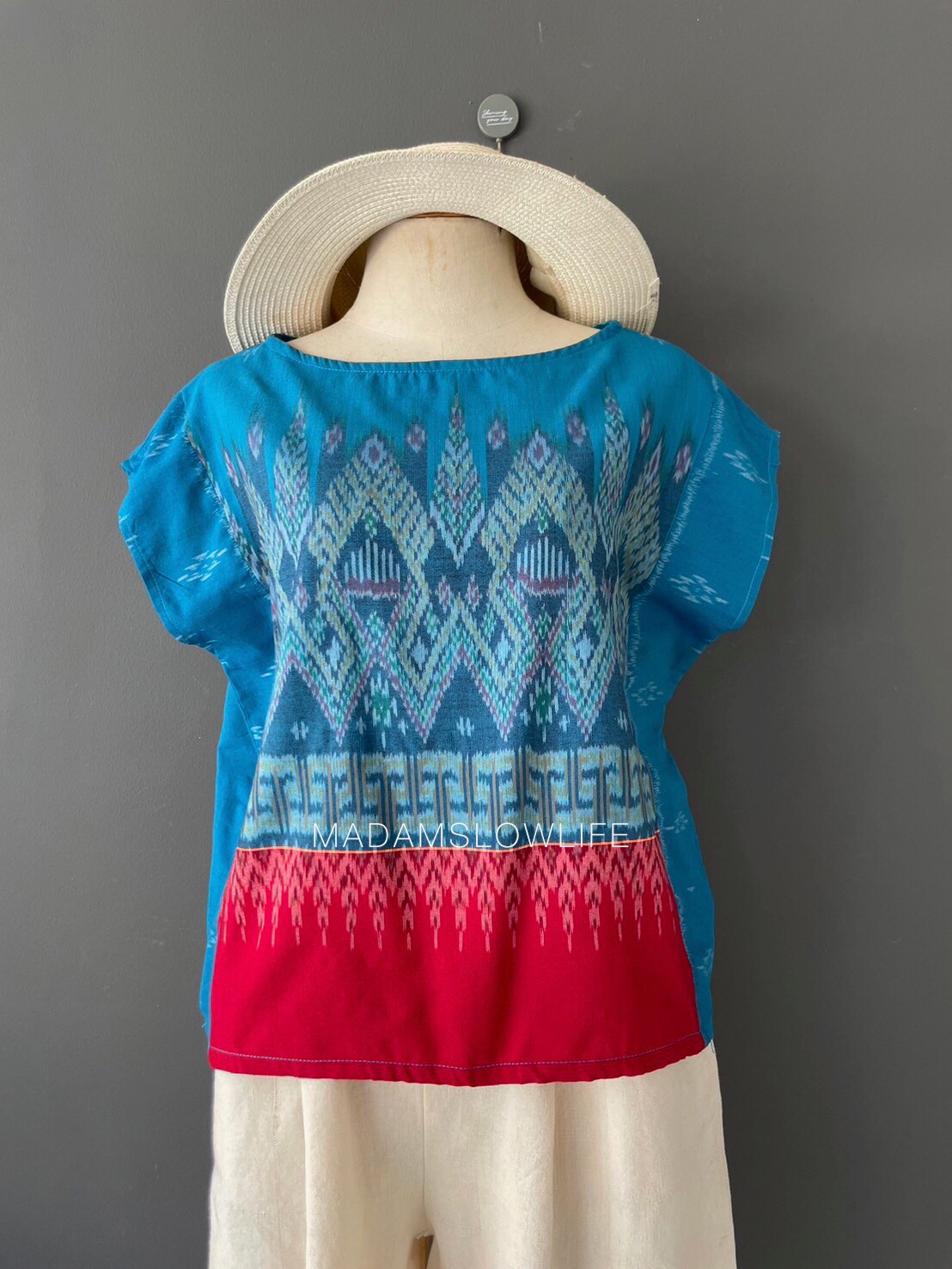 เสื้อผู้หญิง ผ้าฝ้ายมัดหมีทอมือ ลวดลายไทยโทนสีฟ้าน้ำทะเลและสีแดง เสื้อทรงปีกผีเสื้อใส่แล้วเข้ารูปสวย