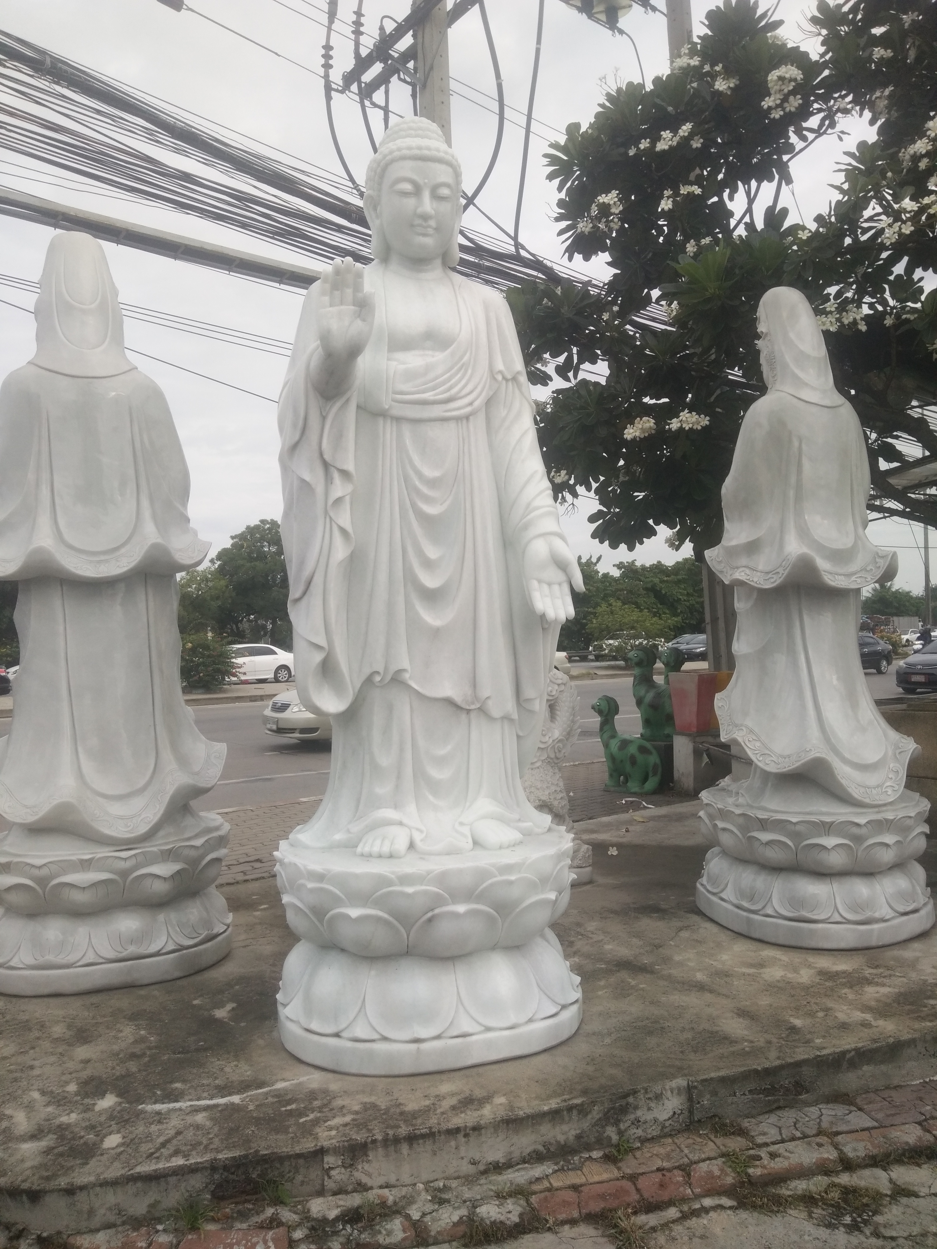 เจ้าแม่หินอ่อนยืนประทานพรขนาดสูง 3 เมตรถึง 5 เมตร