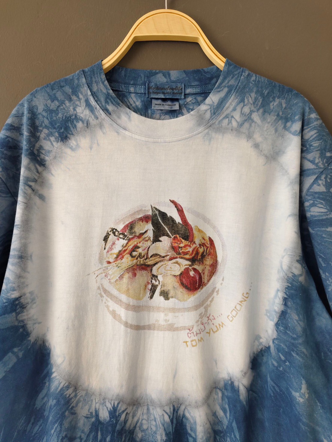 เสื้อยืดผู้ใหญ่ มัดย้อมสีครามธรรมชาติ พิมพ์ลายต้มยำกุ้งเอกลักษณ์อาหารไทย Size : XS S M L XL 2XL 3XL