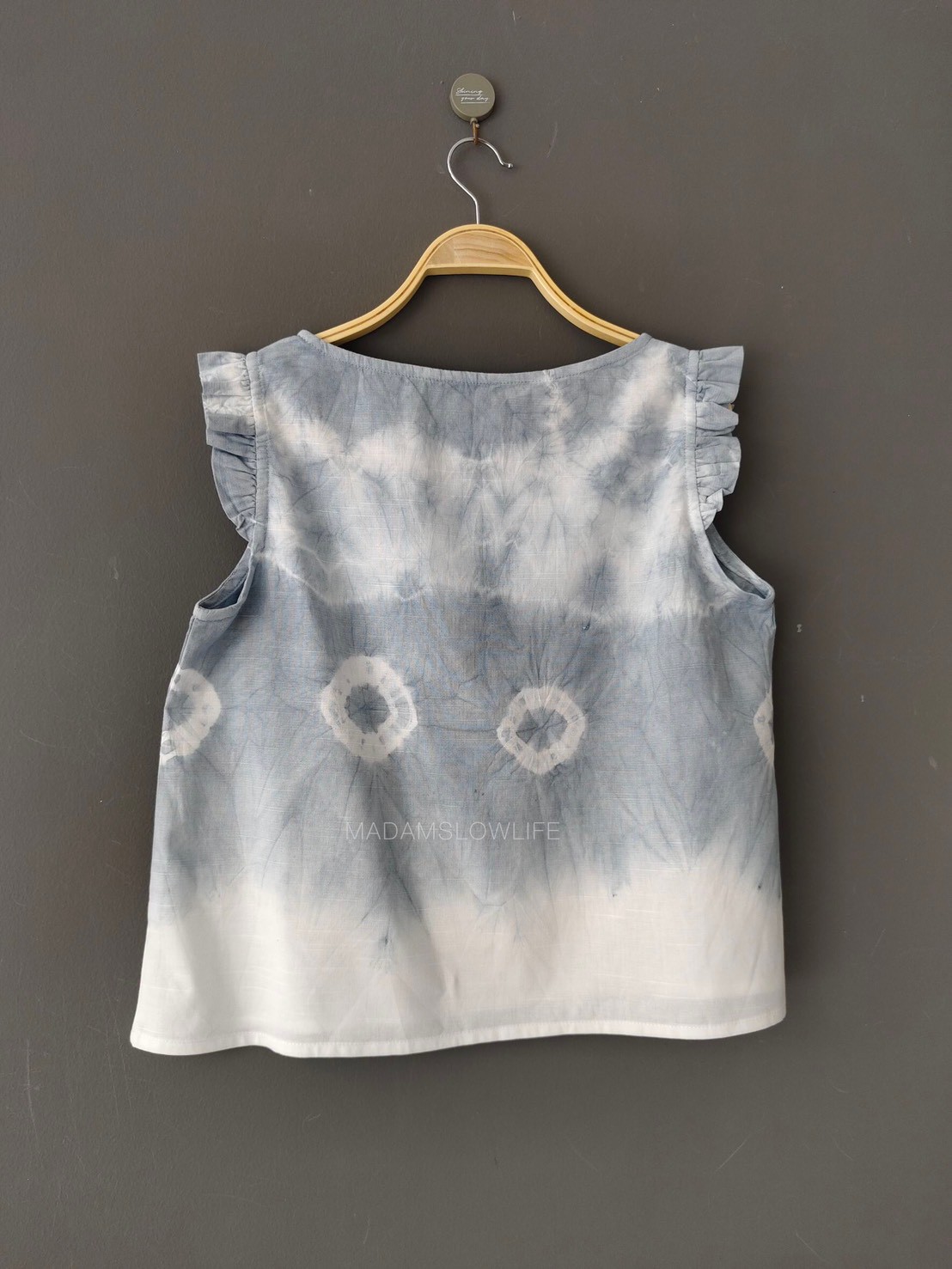 เสื้อคอปาดระบายแขน มัดย้อมสีเทา ธรรมชาติจากเปลือกไม้ใบไม้ Size: S M L XL