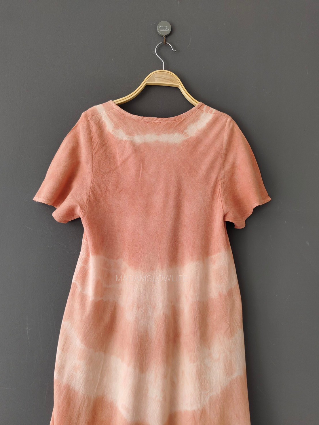 เดรสระบายชาย Size: F ผ้าคอตตอน100%ย้อมสีส้มธรรมชาติจากเปลือกไม้ใบไม้