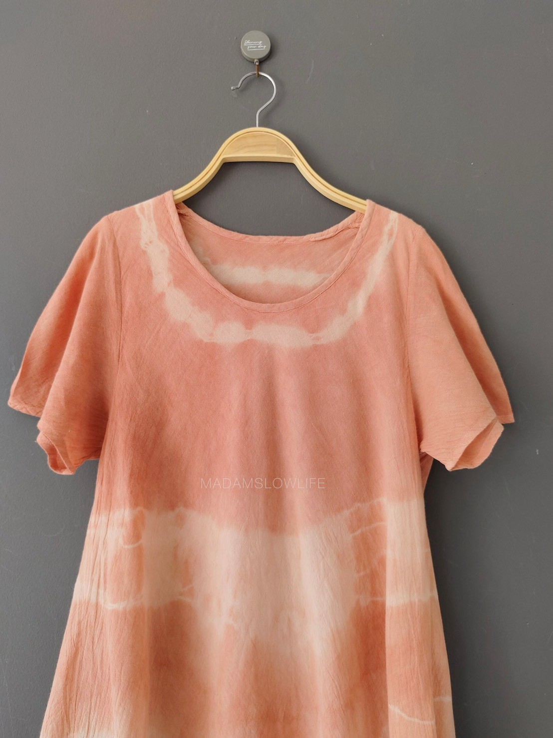 เดรสระบายชาย Size: F ผ้าคอตตอน100%ย้อมสีส้มธรรมชาติจากเปลือกไม้ใบไม้