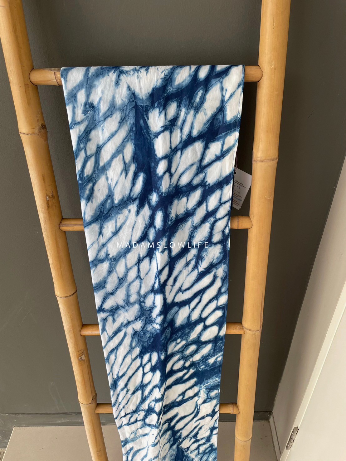 ผ้าพันคอ เนื้อผ้าเรย่อนพรีเมียม กว้าง 50 เซนติเมตร ยาว 130 เซนติเมตร