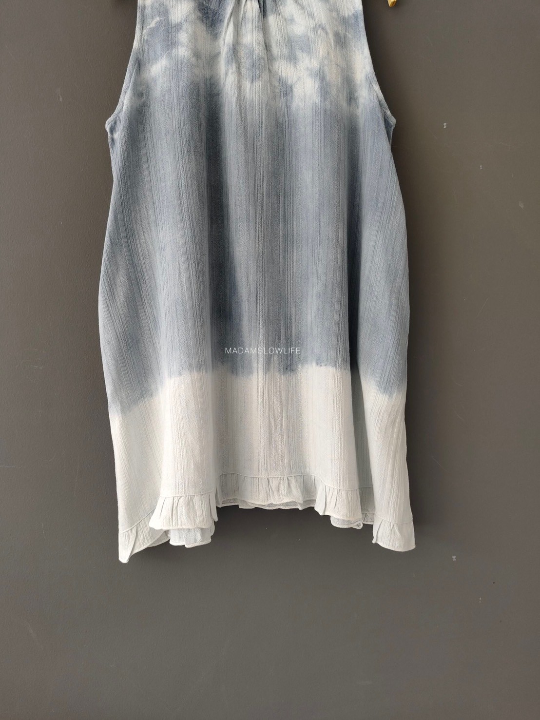 เดรสคอตั้ง ติดกระดุมไม้น่ารัก Size :F ผ้าคอตตอน 100% พรีเมียมแบบมีเทกเจอร์ ลวดลายจากการมัดย้อมโดยใช้สีส้มธรรมชาติจากเปลือกไม้ใบไม้