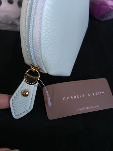 กระเป๋าเครื่องสำอางค์ Charles&Keith