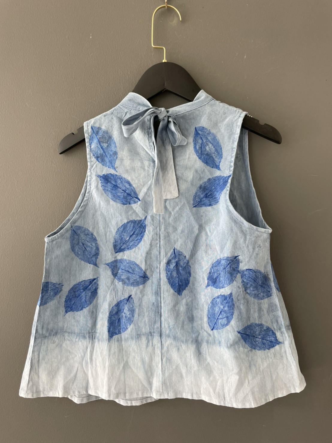 เสื้อคอตั้งแขนกุดกระดุมหลัง สีครามพิมพ์ใบไม้