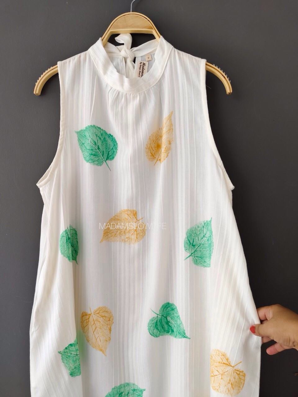 ชุดเดรสผูกโบว์หลัง พิมพ์ลายใบไม้