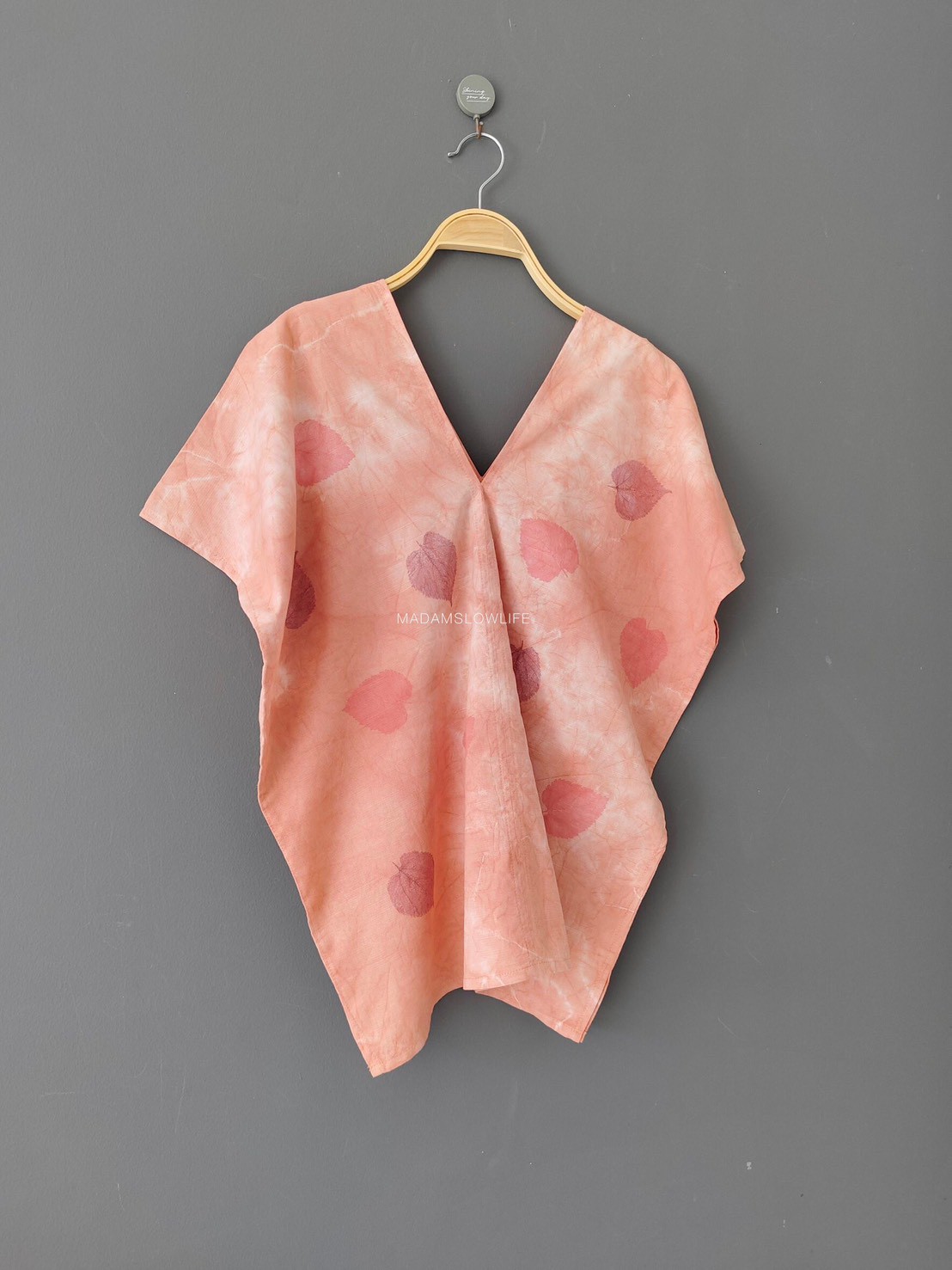 เสื้อผู้หญิงคอวีหน้าหลัง มัดย้อมสีส้มธรรมชาติจากเปลือกไม้ใบไม้