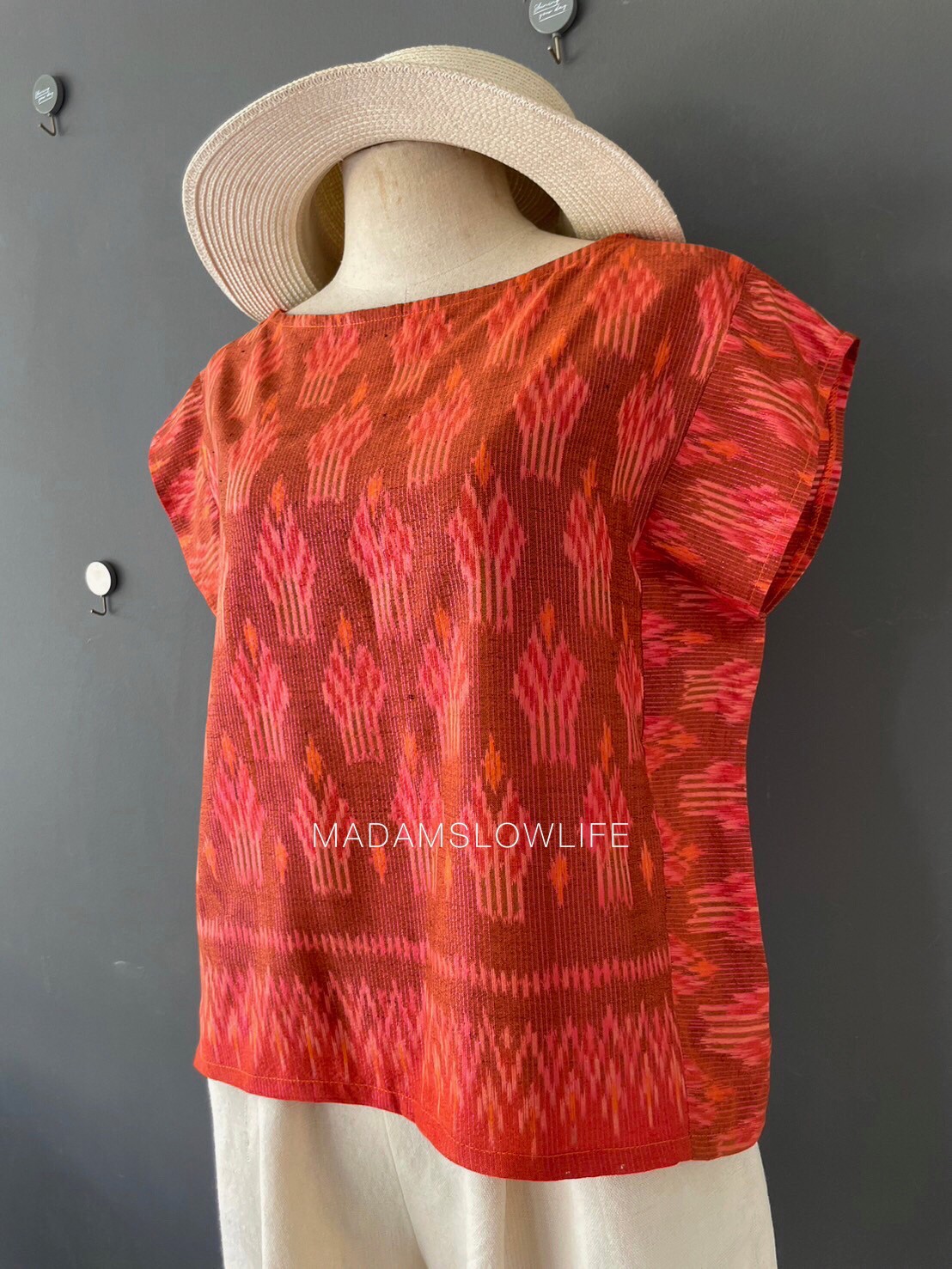 เสื้อผู้หญิง ผ้าฝ้ายมัดหมีทอมือ ลวดลายไทยโทนสีแดง เสื้อทรงปีกผีเสื้อใส่แล้วเข้ารูปสวย