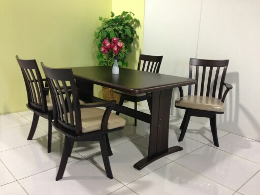 ชุดโต๊ะอาหารไม้ยางพารา 4 ที่นั่ง เก้าอี้หมุนได้