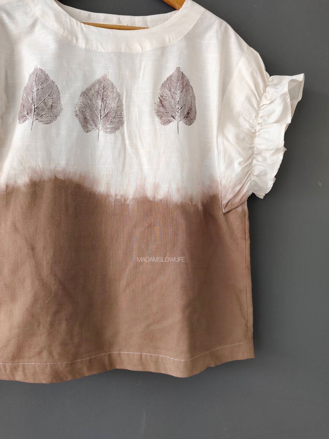 เสื้อผู้หญิง ลวดลายมัดย้อมสีน้ำตาลพิมพ์ด้วยใบไม้ใช้สีปลอดสารพิษ