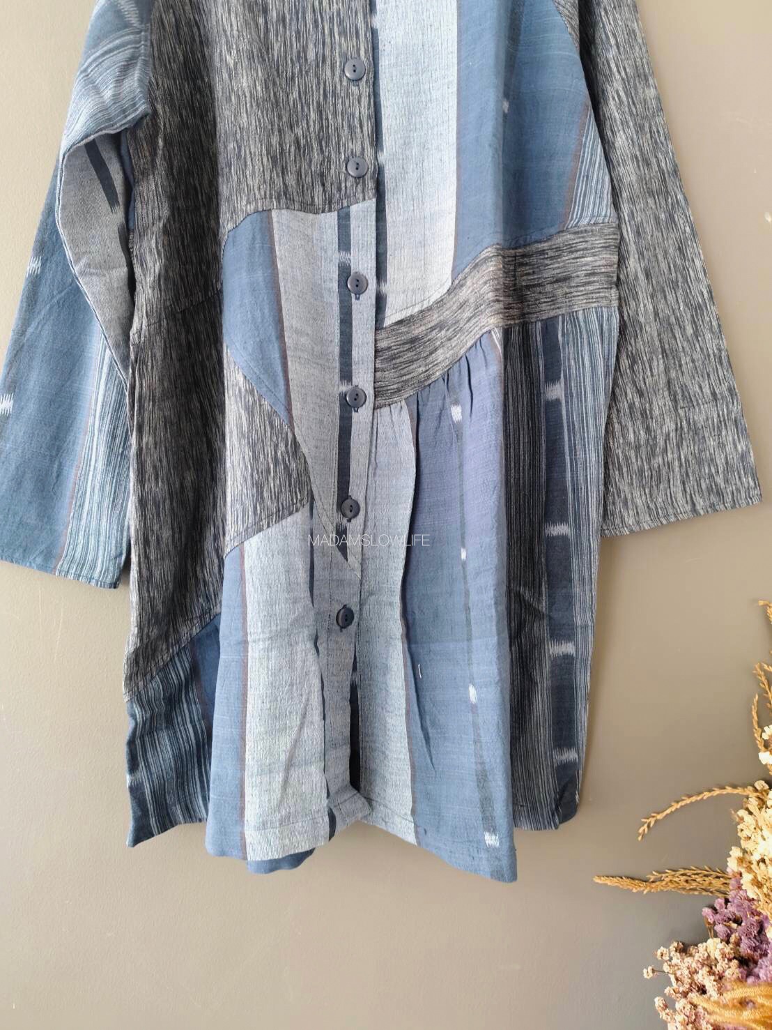 เดรสคอตั้ง Size F กระดุมผ่าหน้ามีกระเป๋าทั้งสองข้าง ผ้าทอมือสวยงามลวดลายเป็นเอกลักษณ์