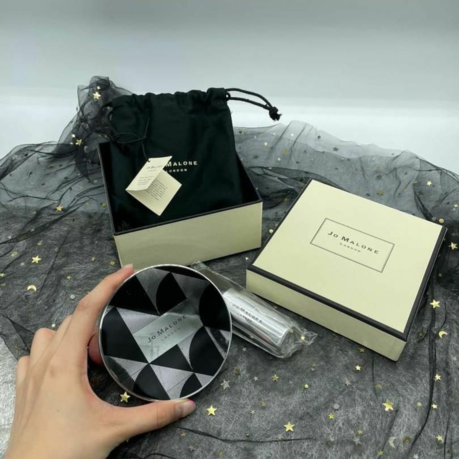 Jo Malone English Pear & Freesia Scented Body Powder Mirror+Kabuki Brush Set แป้งฝุ่นน้ำหอมเนื้อเนียนละเอียดบางเบาสำหรับผิวกายจากต่างประเทศ