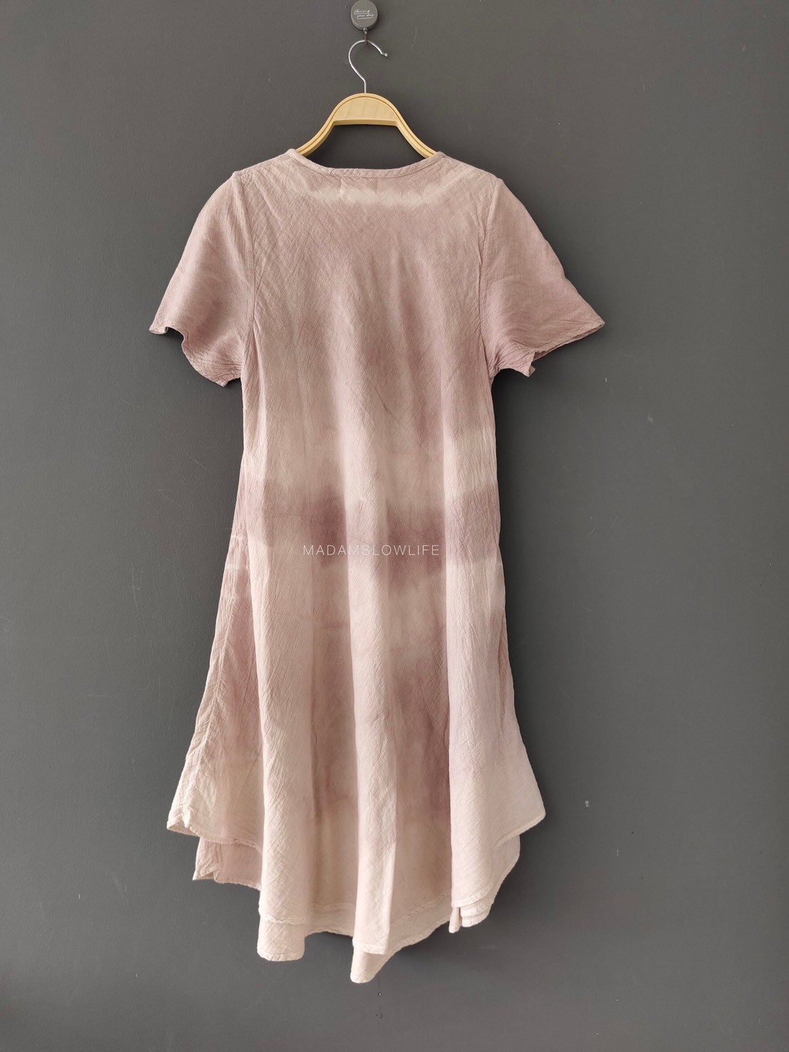 เดรสผู้หญิงระบายชาย มัดย้อมสีม่วงธรรมชาติจากเปลือกไม้ใบไม้พิมพ์ลายด้วยใบไม้จากสีปลอดสารพิษ Size: F