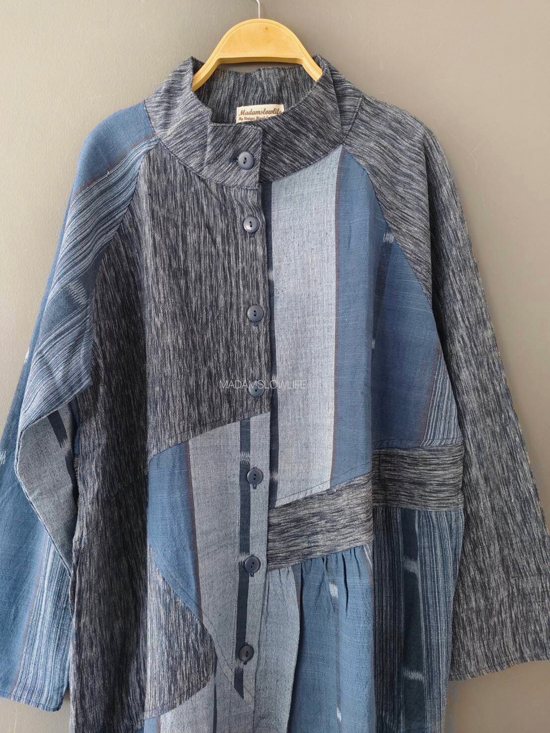 เดรสคอตั้ง Size F กระดุมผ่าหน้ามีกระเป๋าทั้งสองข้าง ผ้าทอมือสวยงามลวดลายเป็นเอกลักษณ์