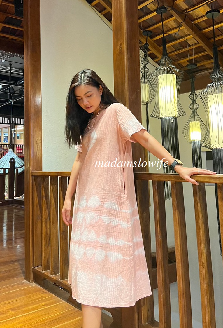 ชุดแซกทรง A แขนสั้น ผ้าคอตตอน 100 % สีชมพู