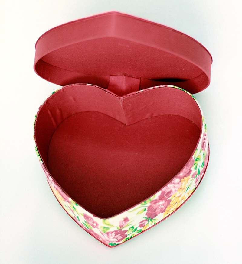 กล่องกระดาษแข็งหุ้มผ้ารูปหัวใจ กุ้นขอบแดง ฝาเปิด-ปิด ลายดอกไม้สีแดง 015