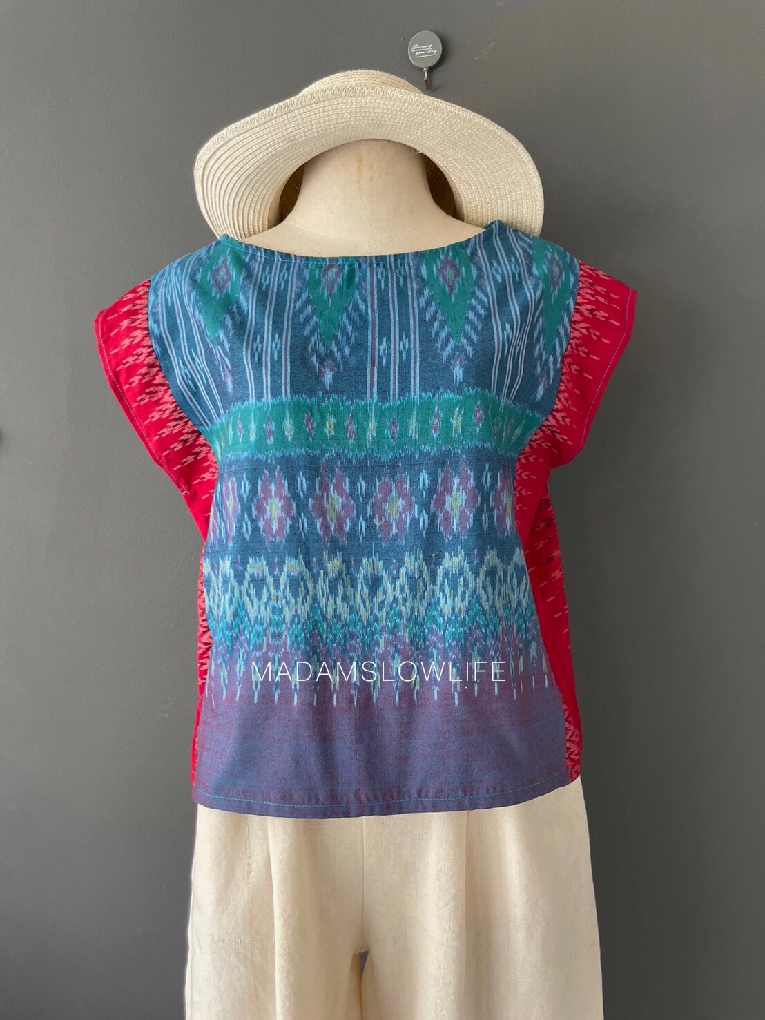 เสื้อผู้หญิง ผ้าฝ้ายมัดหมีทอมือ ลวดลายไทยโทนสีฟ้าน้ำทะเลและสีแดง เสื้อทรงปีกผีเสื้อใส่แล้วเข้ารูปสวย